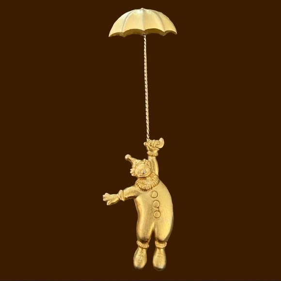 𝅺jj tack pin, vintage, little clown dangling from an umbrella, gold tone - Picture 1 of 6